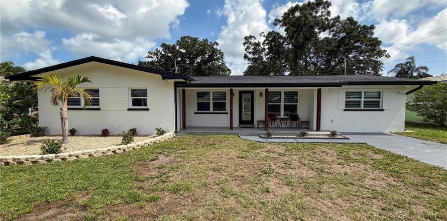 House in Clearwater, Florida 4 bedrooms, 194.82 sq.m. № 2206815