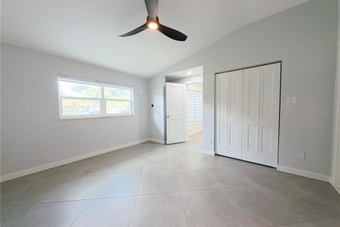 House in Clearwater, Florida 4 bedrooms, 194.82 sq.m. № 2206815 - photo 28