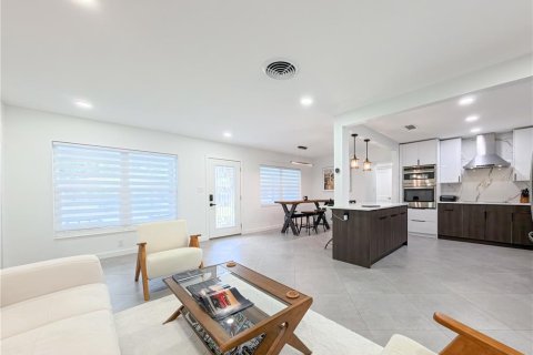 House in Clearwater, Florida 4 bedrooms, 194.82 sq.m. № 2206815 - photo 4