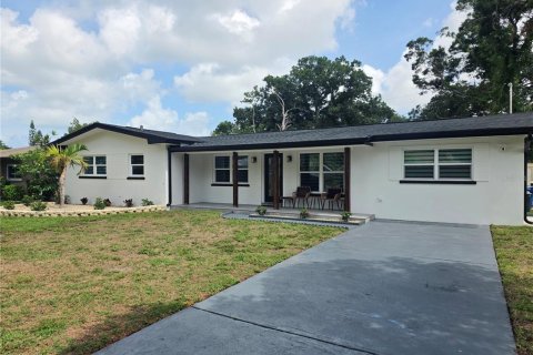 House in Clearwater, Florida 4 bedrooms, 194.82 sq.m. № 2206815 - photo 2