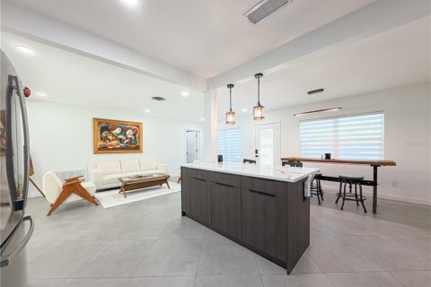 House in Clearwater, Florida 4 bedrooms, 194.82 sq.m. № 2206815 - photo 7