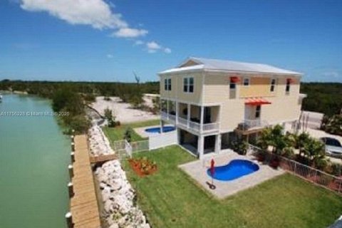 House in Marathon, Florida 4 bedrooms, 175.4 sq.m. № 1860180 - photo 1