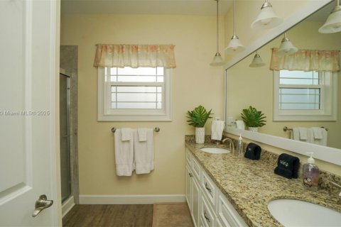 House in Marathon, Florida 4 bedrooms, 175.4 sq.m. № 1860180 - photo 10