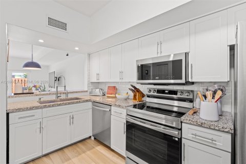 Touwnhouse à louer à Miami, Floride: 3 chambres, 129.32 m2 № 2390205 - photo 9