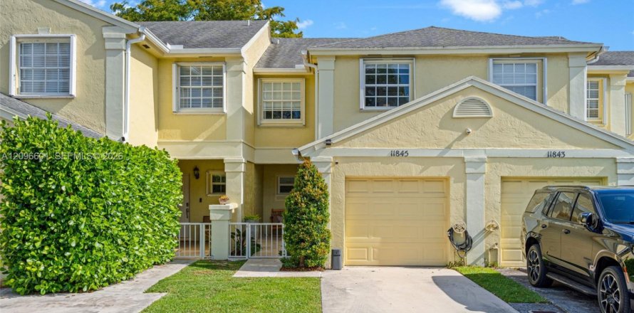 Touwnhouse à Miami, Floride 3 chambres, 129.32 m2 № 2390205