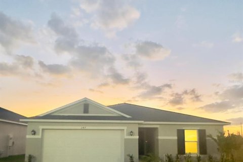 House in Haines City, Florida 4 bedrooms, 157.56 sq.m. № 2114173
