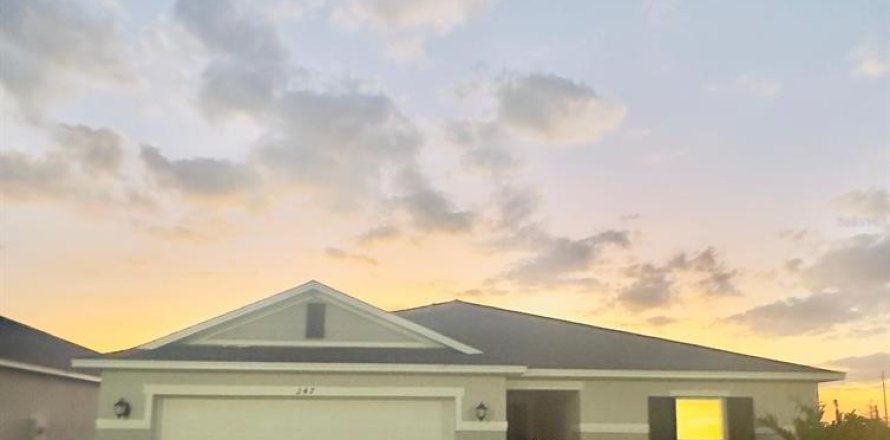House in Haines City, Florida 4 bedrooms, 157.56 sq.m. № 2114173