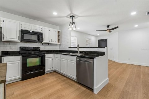 House in Wesley Chapel, Florida 3 bedrooms, 105.82 sq.m. № 2200163 - photo 17