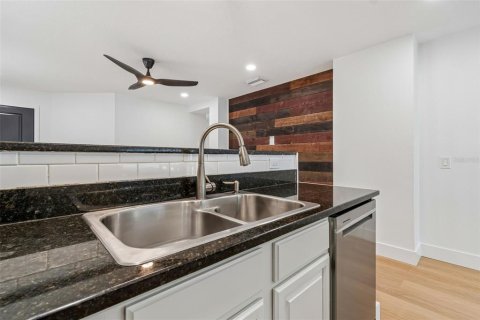 House in Wesley Chapel, Florida 3 bedrooms, 105.82 sq.m. № 2200163 - photo 20