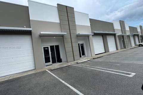 Propiedad comercial en venta en Sweetwater, Florida № 1944173 - foto 23