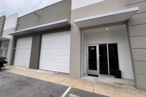 Propiedad comercial en venta en Sweetwater, Florida № 1944173 - foto 1