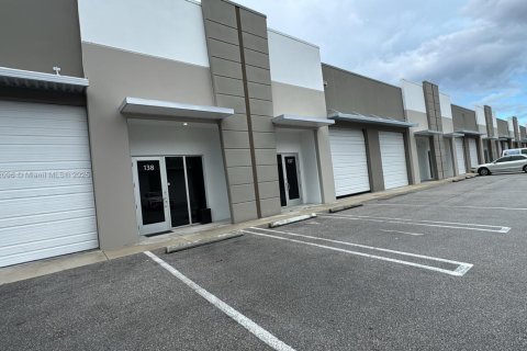 Propiedad comercial en venta en Sweetwater, Florida № 1944173 - foto 25