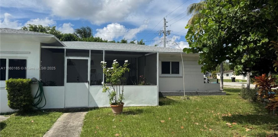 House in North Miami Beach, Florida 4 bedrooms, 150.97 sq.m. № 1961321