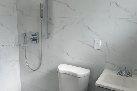 House in North Miami Beach, Florida 4 bedrooms, 150.97 sq.m. № 1961321 - photo 18