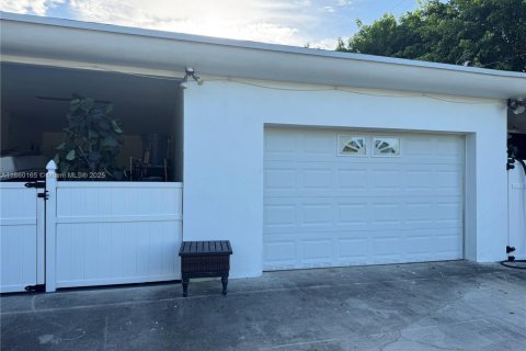 House in North Miami Beach, Florida 4 bedrooms, 150.97 sq.m. № 1961321 - photo 5