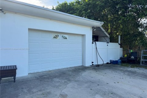 House in North Miami Beach, Florida 4 bedrooms, 150.97 sq.m. № 1961321 - photo 6