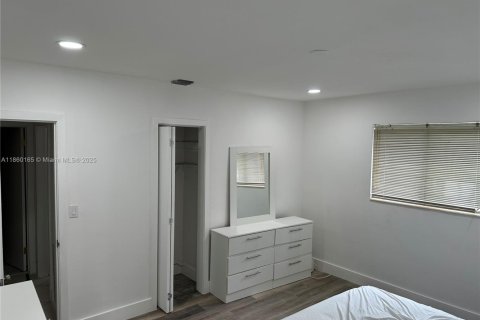 House in North Miami Beach, Florida 4 bedrooms, 150.97 sq.m. № 1961321 - photo 9