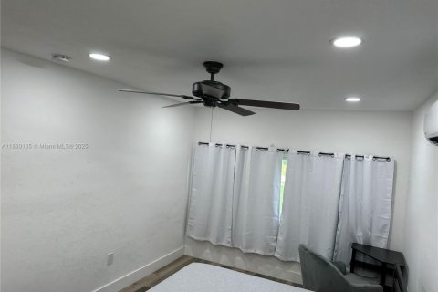 House in North Miami Beach, Florida 4 bedrooms, 150.97 sq.m. № 1961321 - photo 13