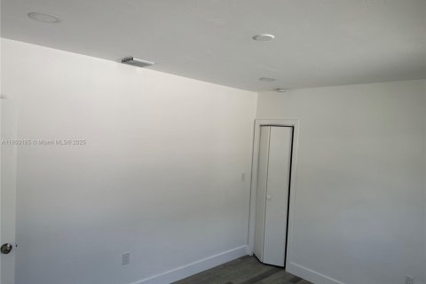 House in North Miami Beach, Florida 4 bedrooms, 150.97 sq.m. № 1961321 - photo 15