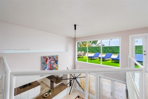 House in Miami Shores, Florida 5 bedrooms, 412.02 sq.m. № 1984795 - photo 20