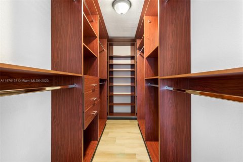 House in Miami Shores, Florida 5 bedrooms, 412.02 sq.m. № 1984795 - photo 22