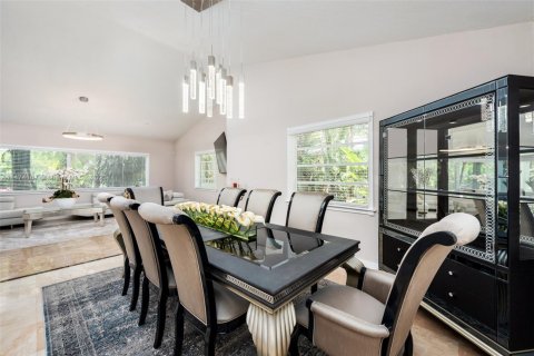 House in Miami Shores, Florida 5 bedrooms, 412.02 sq.m. № 1984795 - photo 15