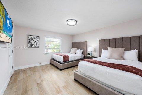 House in Miami Shores, Florida 5 bedrooms, 412.02 sq.m. № 1984795 - photo 29