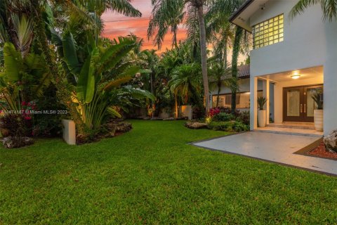 House in Miami Shores, Florida 5 bedrooms, 412.02 sq.m. № 1984795 - photo 1