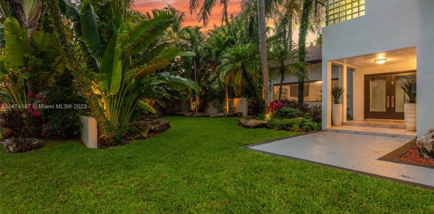 House in Miami Shores, Florida 5 bedrooms, 412.02 sq.m. № 1984795