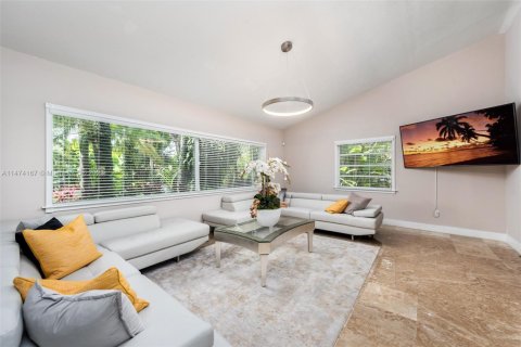 House in Miami Shores, Florida 5 bedrooms, 412.02 sq.m. № 1984795 - photo 16