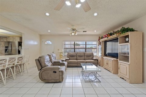 House in Homestead, Florida 5 bedrooms, 241.92 sq.m. № 1995497 - photo 6