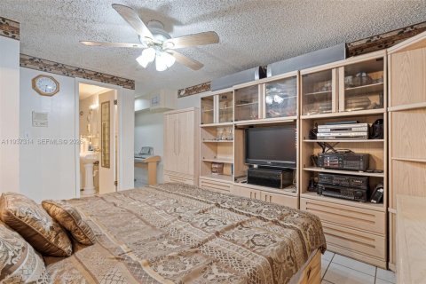 House in Homestead, Florida 5 bedrooms, 241.92 sq.m. № 1995497 - photo 18