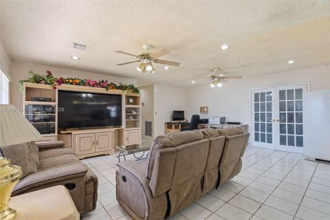 House in Homestead, Florida 5 bedrooms, 241.92 sq.m. № 1995497 - photo 9