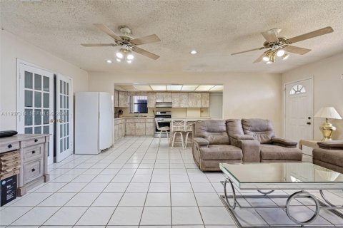 House in Homestead, Florida 5 bedrooms, 241.92 sq.m. № 1995497 - photo 11