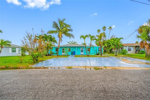 Propiedad comercial en venta en Madeira Beach, Florida, 4 dormitorios, 141.03 m2 № 1906647 - foto 1