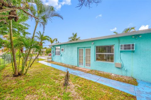Propiedad comercial en venta en Madeira Beach, Florida, 4 dormitorios, 141.03 m2 № 1906647 - foto 21
