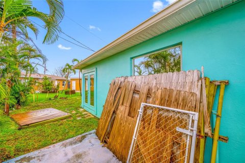 Propiedad comercial en venta en Madeira Beach, Florida, 4 dormitorios, 141.03 m2 № 1906647 - foto 11