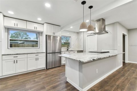 House in Saint Petersburg, Florida 3 bedrooms, 137.31 sq.m. № 1843874 - photo 8
