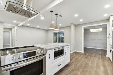 House in Saint Petersburg, Florida 3 bedrooms, 137.31 sq.m. № 1843874 - photo 3