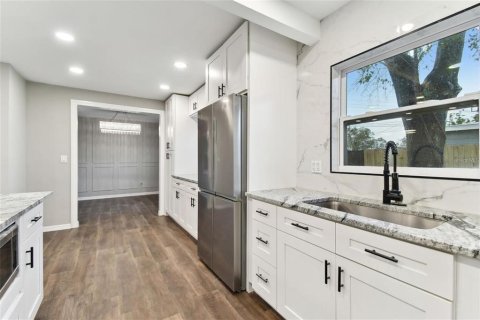 House in Saint Petersburg, Florida 3 bedrooms, 137.31 sq.m. № 1843874 - photo 6