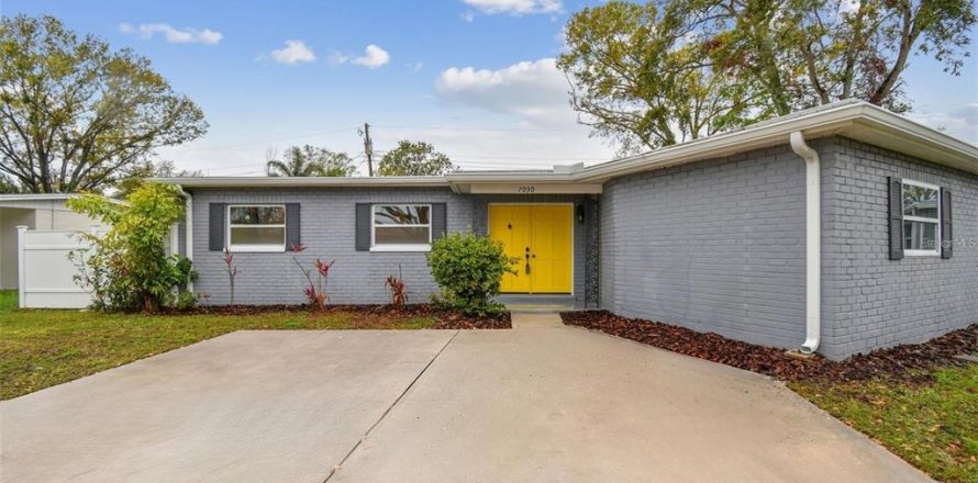 House in Saint Petersburg, Florida 3 bedrooms, 137.31 sq.m. № 1843874