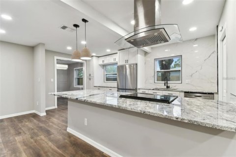 House in Saint Petersburg, Florida 3 bedrooms, 137.31 sq.m. № 1843874 - photo 4