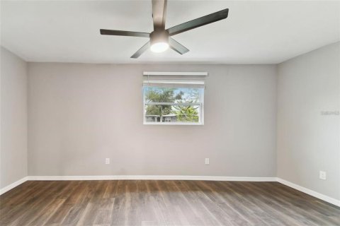 House in Saint Petersburg, Florida 3 bedrooms, 137.31 sq.m. № 1843874 - photo 24