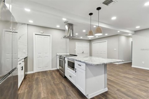 House in Saint Petersburg, Florida 3 bedrooms, 137.31 sq.m. № 1843874 - photo 7