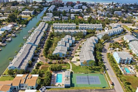Adosado en Indian Rocks Beach, Florida 3 dormitorios, 145.48 m2 № 2093240