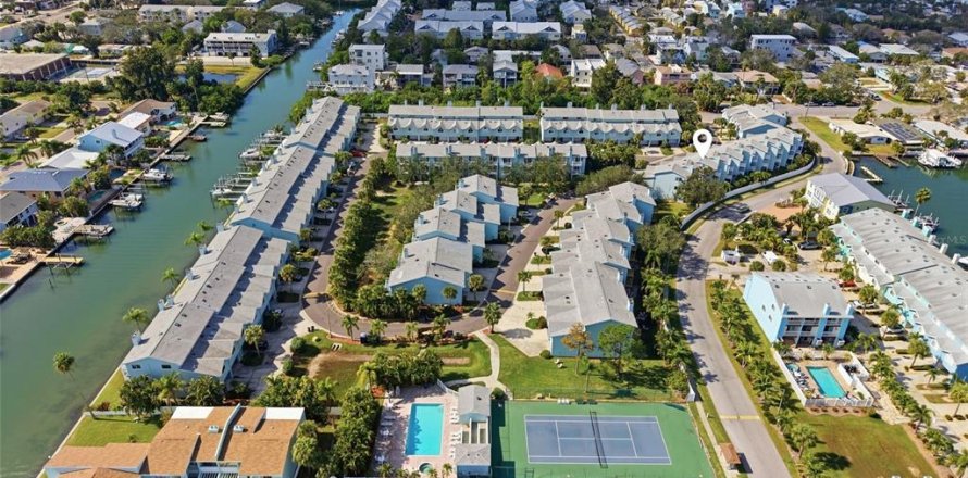 Adosado en Indian Rocks Beach, Florida 3 dormitorios, 145.48 m2 № 2093240