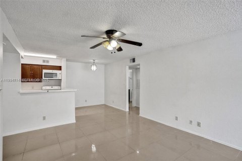 Condominio en alquiler en Davie, Florida, 1 dormitorio, 74.79 m2 № 1992922 - foto 4