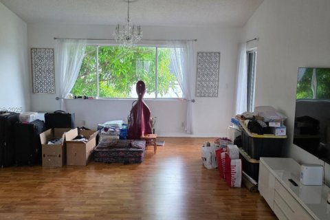 Снять в аренду таунхаус в Майами, Флорида 3 спальни, 114.27м2, № 1961902 - фото 2