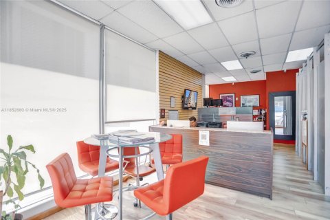 Propiedad comercial en venta en Hallandale Beach, Florida № 1871342 - foto 9