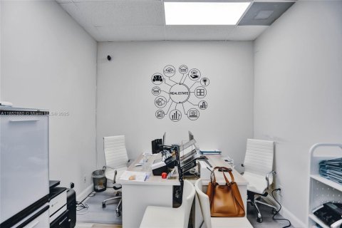 Propiedad comercial en venta en Hallandale Beach, Florida № 1871342 - foto 16